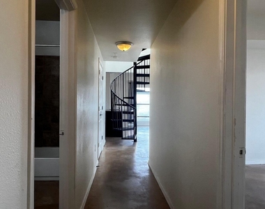 910 W 25th St - Photo Thumbnail 11