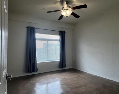 910 W 25th St - Photo Thumbnail 8