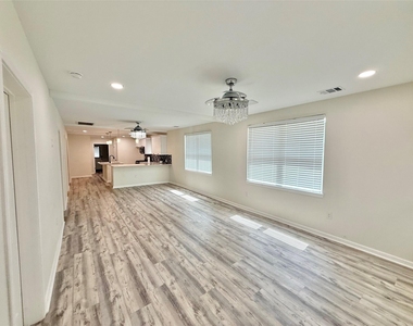 1401 W 7th St - Photo Thumbnail 6