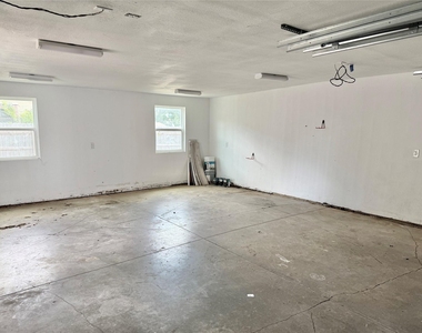 1401 W 7th St - Photo Thumbnail 22