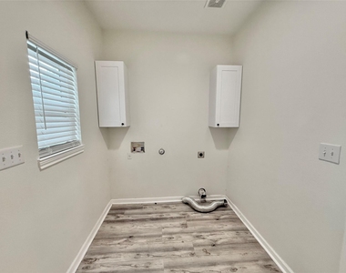 1401 W 7th St - Photo Thumbnail 19