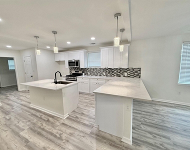 1401 W 7th St - Photo Thumbnail 4