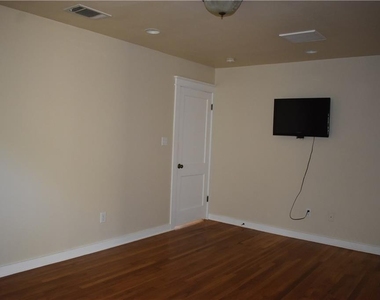 2109 Wright St - Photo Thumbnail 20