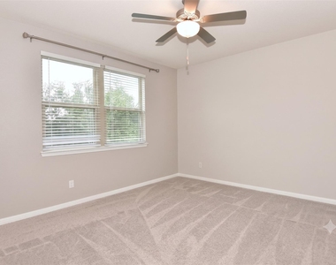 241 Serpens St - Photo Thumbnail 7
