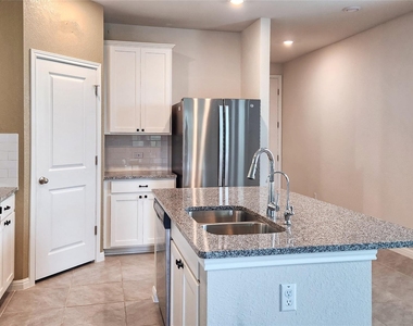 241 Serpens St - Photo Thumbnail 4