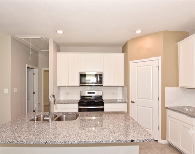 241 Serpens St - Photo Thumbnail 3