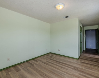 2000 Kenneth Ave - Photo Thumbnail 11