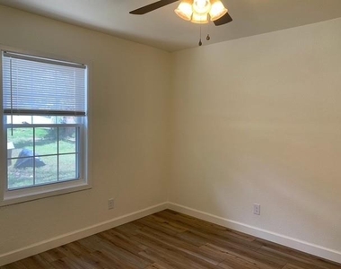 510 Avenue F Ave - Photo Thumbnail 6