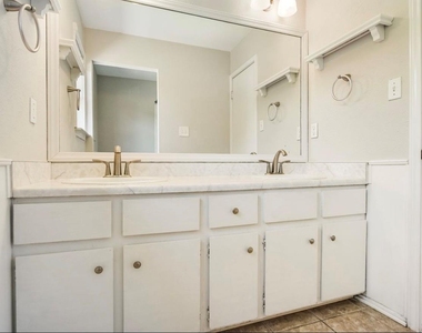 7700 Wakefield Dr - Photo Thumbnail 10