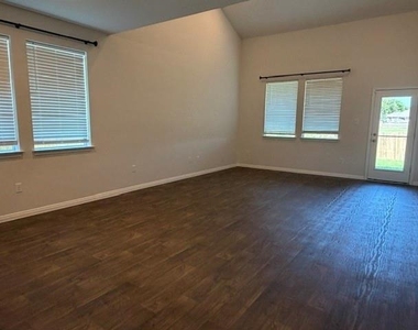 101 Lbj Ln - Photo Thumbnail 4