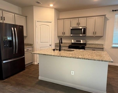 101 Lbj Ln - Photo Thumbnail 3