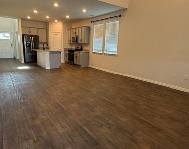101 Lbj Ln - Photo Thumbnail 5