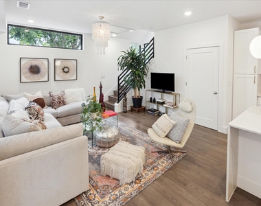 909 W Annie St - Photo Thumbnail 4