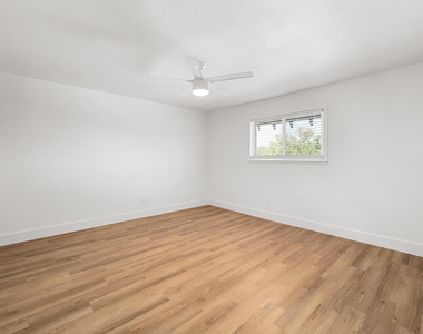 7929 Gault St - Photo Thumbnail 10