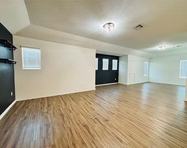 21300 Bird Wing Dr - Photo Thumbnail 10