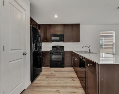 231 Gabbro Gdns - Photo Thumbnail 7