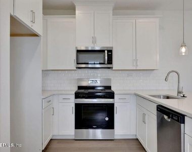 265 Brandon Lakes Drive - Photo Thumbnail 4