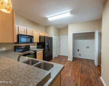 807 Scrub Jay Drive - Photo Thumbnail 12