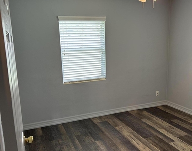 4323 Shirley Avenue - Photo Thumbnail 2