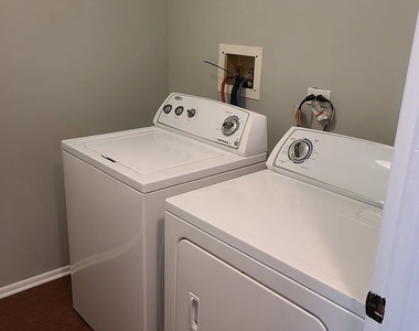 221 Hawthorne Court - Photo Thumbnail 7
