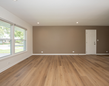 1021 Lonsdale Road - Photo Thumbnail 4