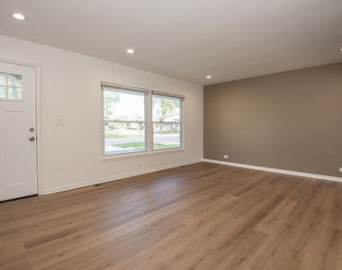 1021 Lonsdale Road - Photo Thumbnail 5