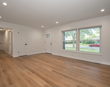 1021 Lonsdale Road - Photo Thumbnail 3