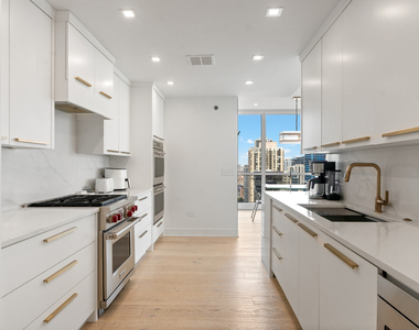 21 E Huron Street - Photo Thumbnail 10