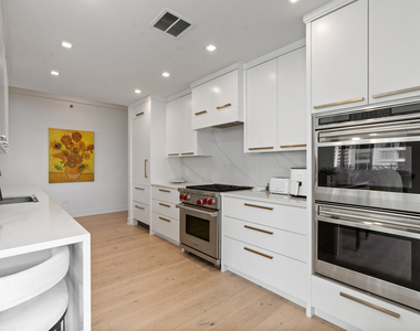 21 E Huron Street - Photo Thumbnail 9