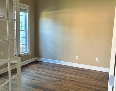 3205 E Gate Drive - Photo Thumbnail 9