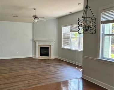 3205 E Gate Drive - Photo Thumbnail 8