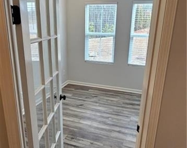 908 Colton Drive - Photo Thumbnail 3