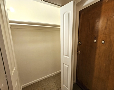 5906 N Sheridan Road - Photo Thumbnail 4