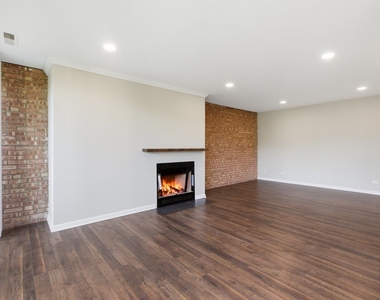 6000 Oakwood Drive - Photo Thumbnail 3