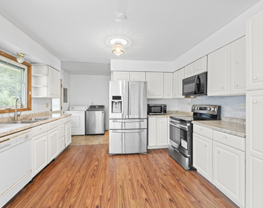 109 Landmeier Road - Photo Thumbnail 17