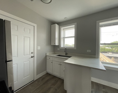722 N Austin Boulevard - Photo Thumbnail 4
