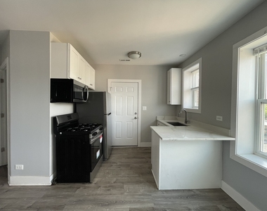 722 N Austin Boulevard - Photo Thumbnail 3