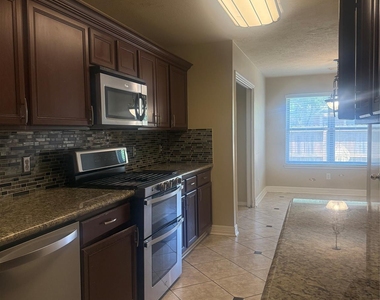 8210 Paddington Place Drive - Photo Thumbnail 3