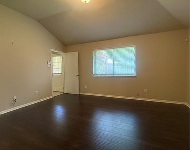 8210 Paddington Place Drive - Photo Thumbnail 15