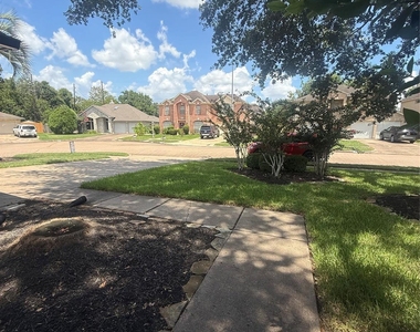 8210 Paddington Place Drive - Photo Thumbnail 2