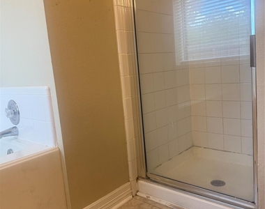 8210 Paddington Place Drive - Photo Thumbnail 11