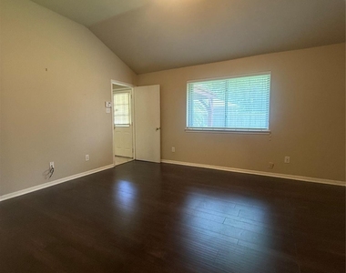 8210 Paddington Place Drive - Photo Thumbnail 14