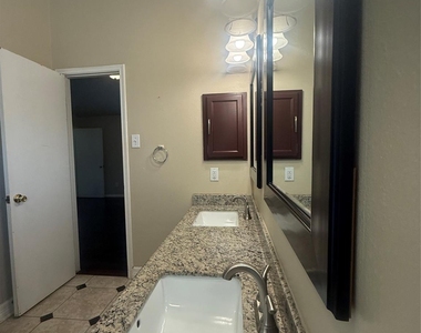 8210 Paddington Place Drive - Photo Thumbnail 12