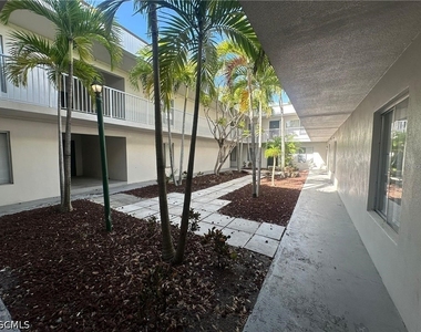 1830 Maravilla Avenue - Photo Thumbnail 11