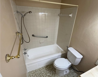 1830 Maravilla Avenue - Photo Thumbnail 16