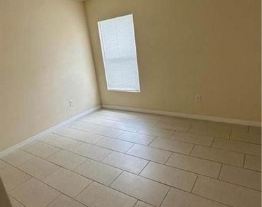 1712 Sw 32nd Street - Photo Thumbnail 8