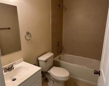 1712 Sw 32nd Street - Photo Thumbnail 7
