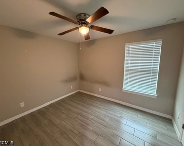 740 Foxtail Street E - Photo Thumbnail 5