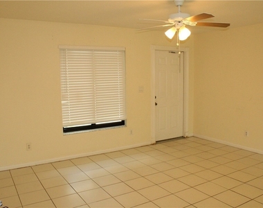 1811 Se 15th Place - Photo Thumbnail 4