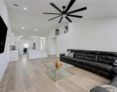 2822 Nw 7th Terrace - Photo Thumbnail 4